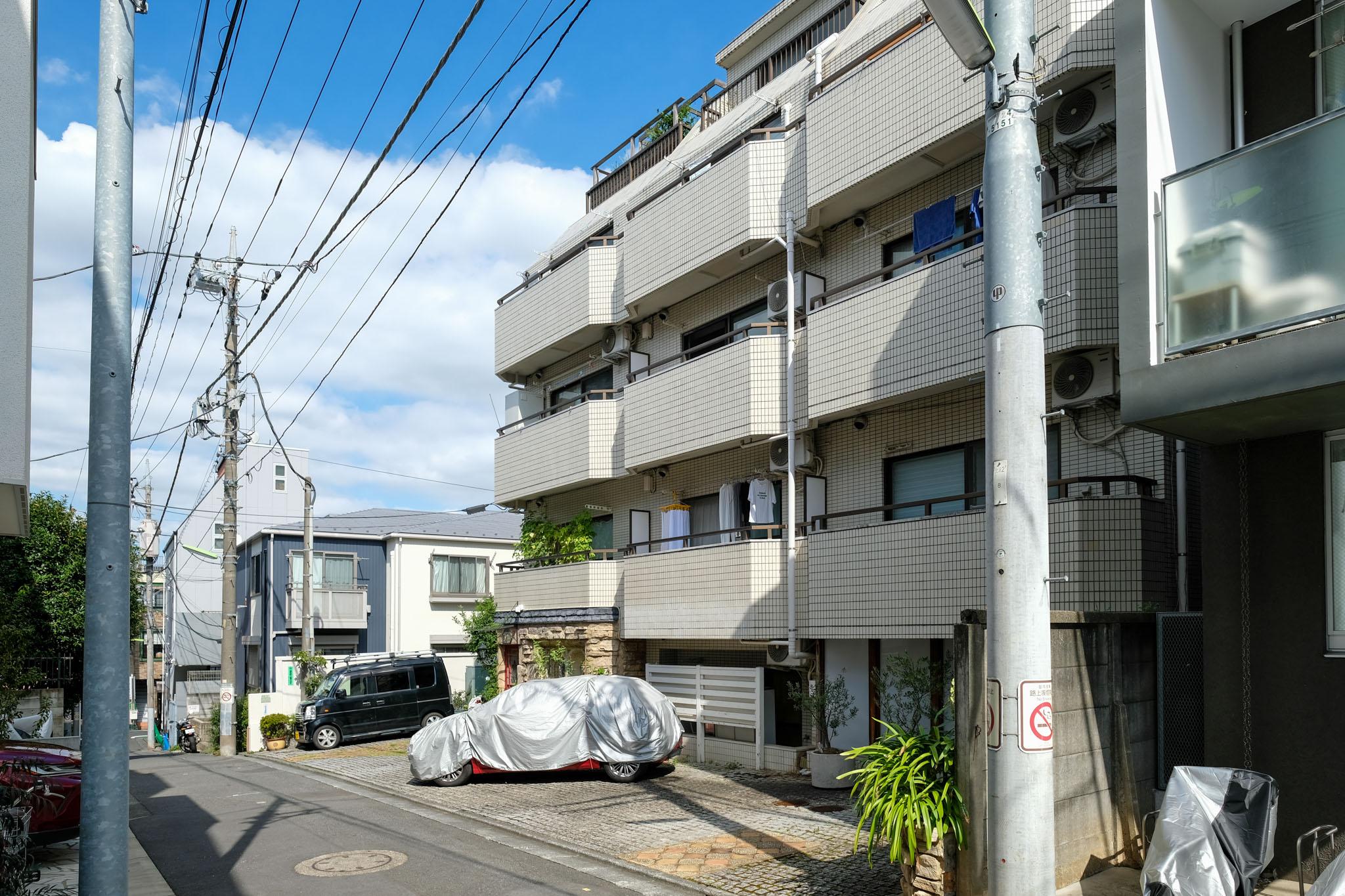 世田谷区北沢の賃貸物件/下北沢から徒歩5分。商店街を一本入った、少し息のつける通りに建っています