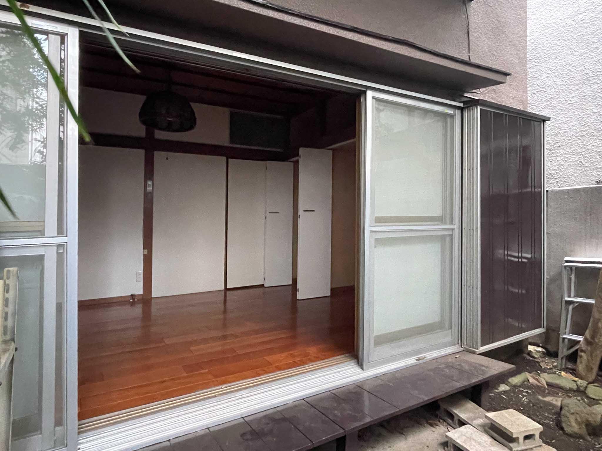 文京区弥生の賃貸物件/庭から部屋に向かってのアングル。虫が入ってしまうので、網戸は閉めておいたほうがよさそうです