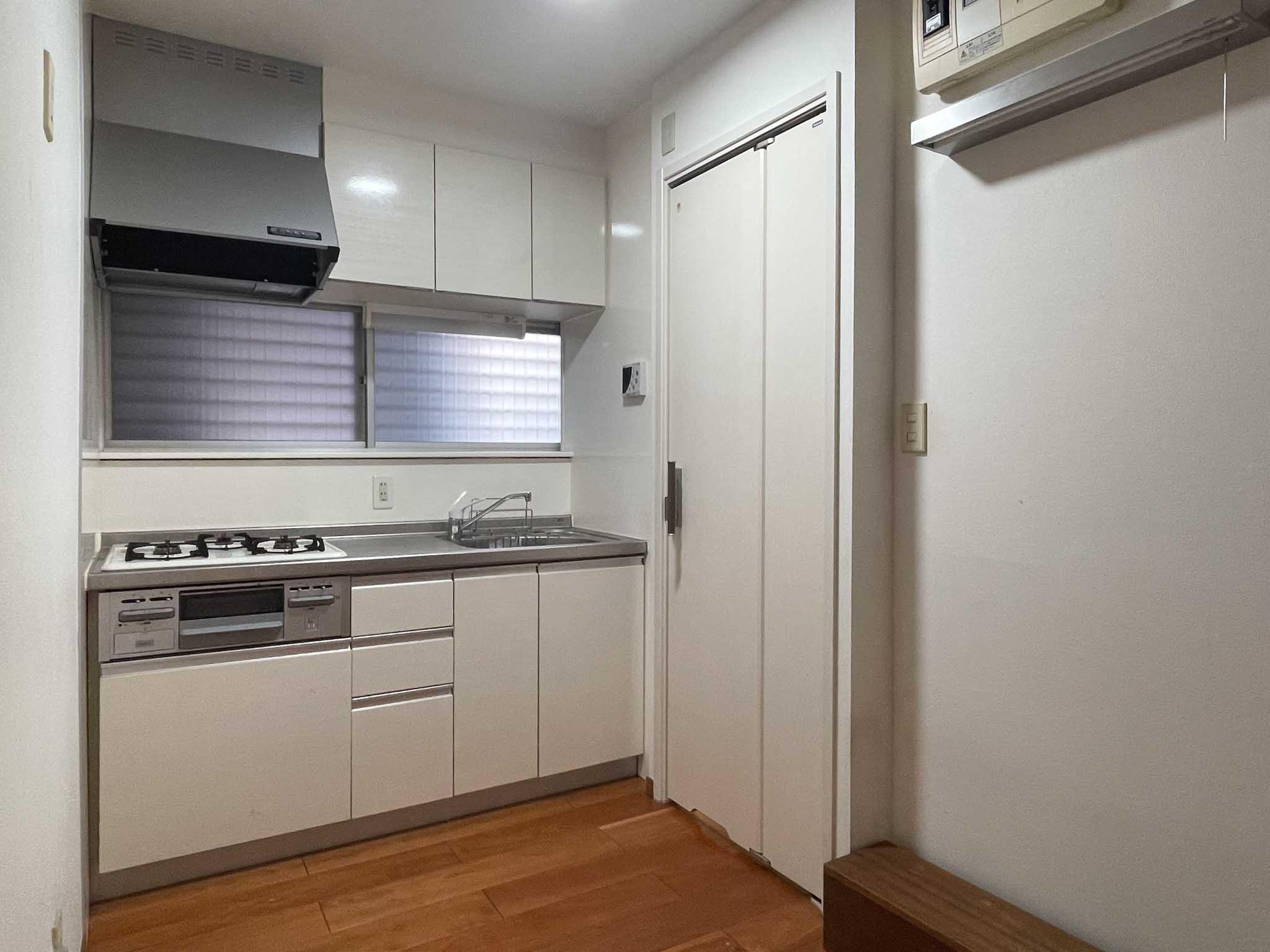 文京区弥生の賃貸物件/1F、台所：テーブルを置く面積はありません。ブレーカーの下あたりに収納を用意することはできそうです