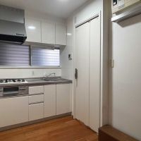 文京区弥生の賃貸物件/1F、台所：テーブルを置く面積はありません。ブレーカーの下あたりに収納を用意することはできそうです