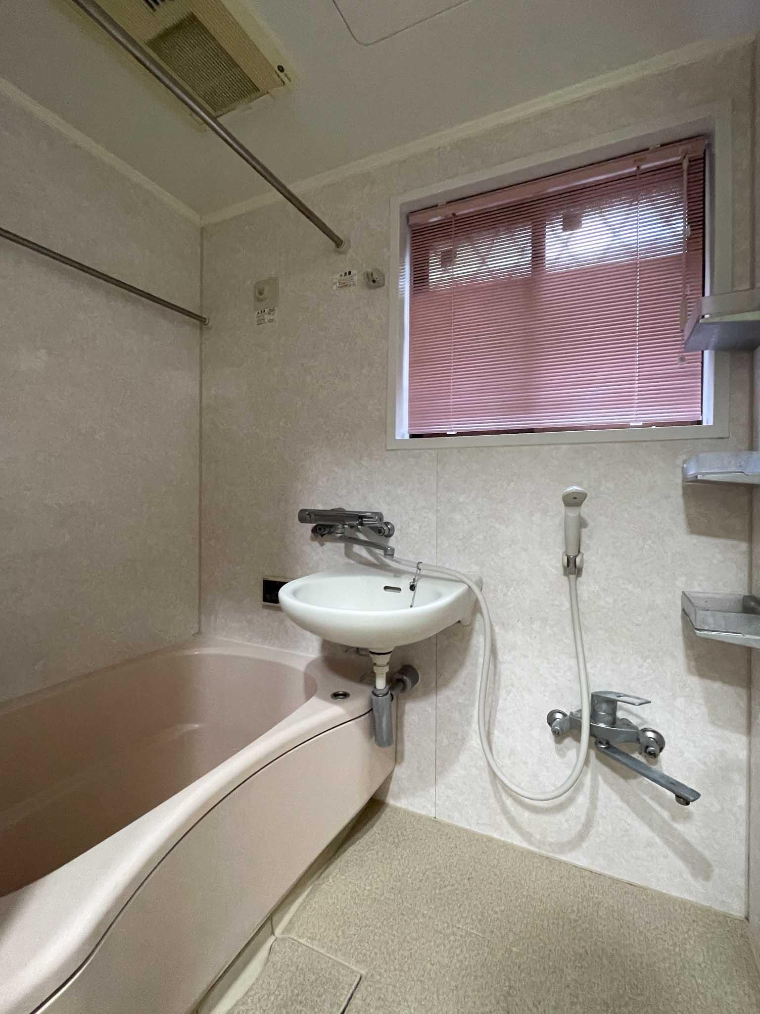 文京区弥生の賃貸物件/1F、浴室：浴室乾燥機付き。窓の外は道路です