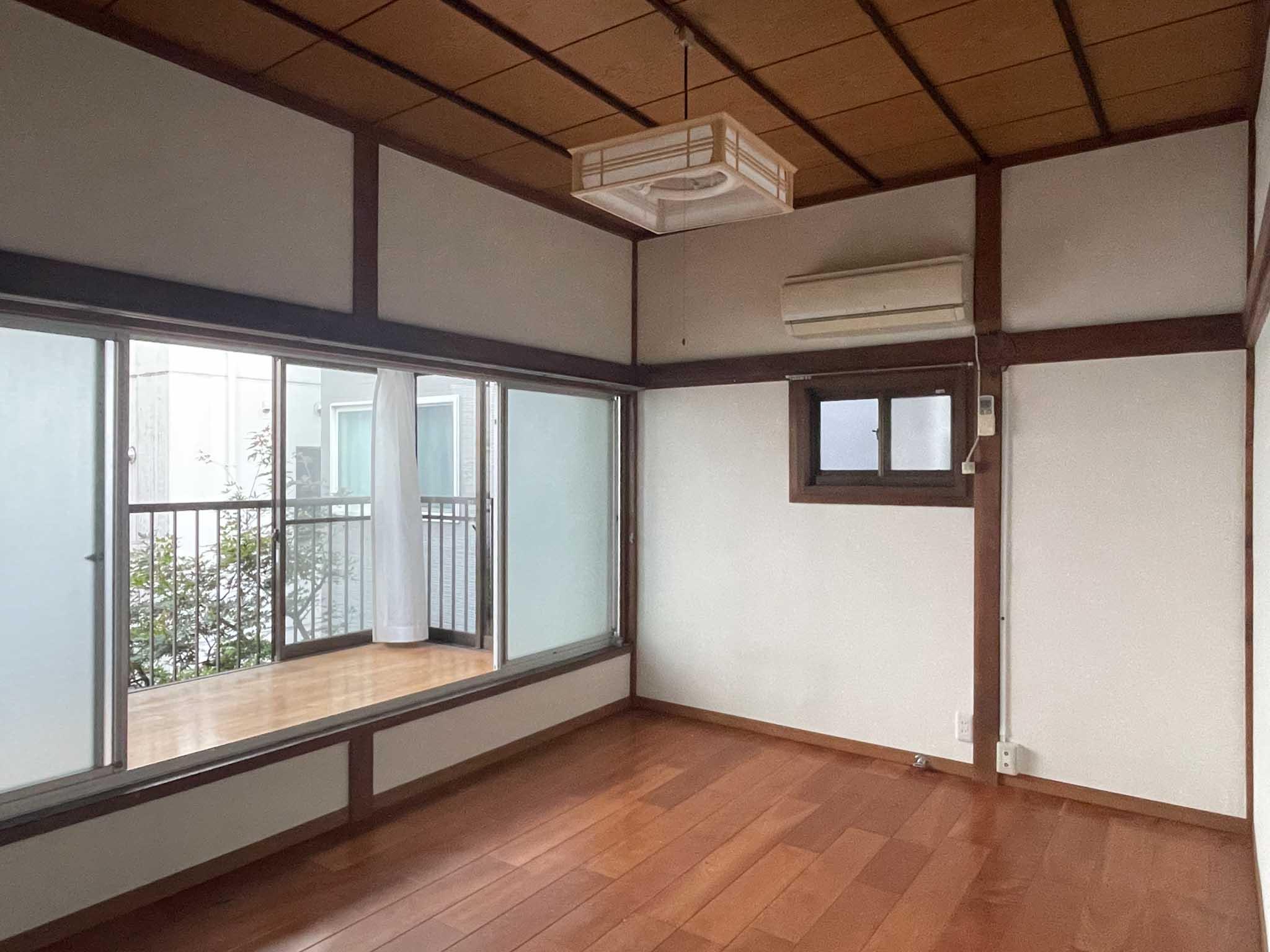 文京区弥生の賃貸物件/2F、6畳洋室：1Fの洋室と同じレトロなテイスト