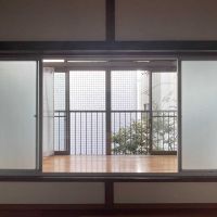 文京区弥生の賃貸物件/2F、6畳洋室：窓の外にはサンルーム