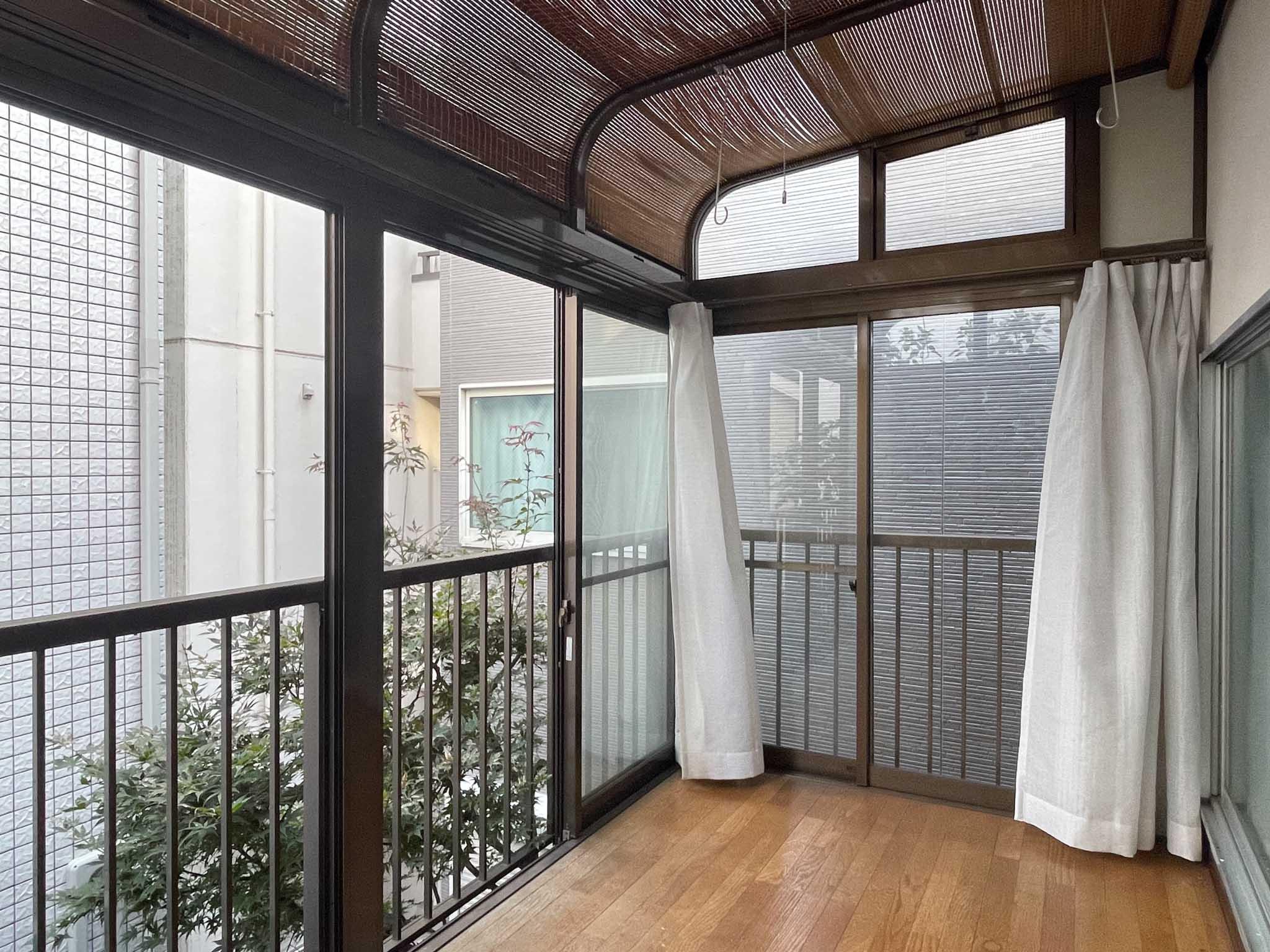 文京区弥生の賃貸物件/2F、サンルーム：日当たりはまずまず。ここもやはり隣家に囲まれています