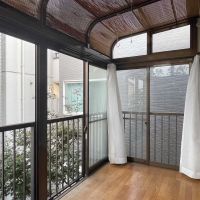 文京区弥生の賃貸物件/2F、サンルーム：日当たりはまずまず。ここもやはり隣家に囲まれています