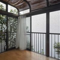 文京区弥生の賃貸物件/2F、サンルーム：伸びた木が見えますが、その先は隣家の窓があります