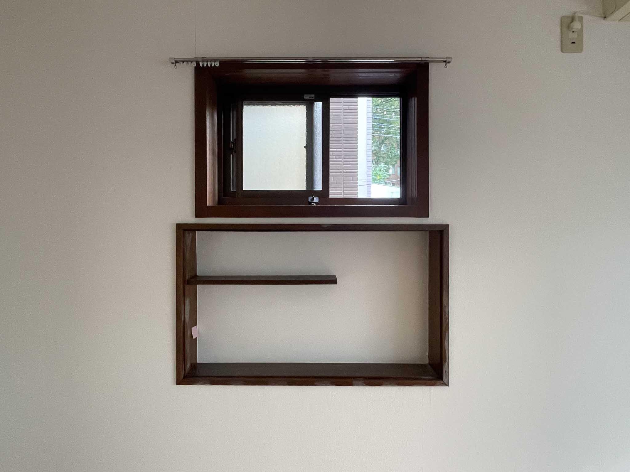 文京区弥生の賃貸物件/2F、8畳洋室：小窓の下に飾り棚。絵になると思い、パシャリ