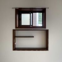 文京区弥生の賃貸物件/2F、8畳洋室：小窓の下に飾り棚。絵になると思い、パシャリ