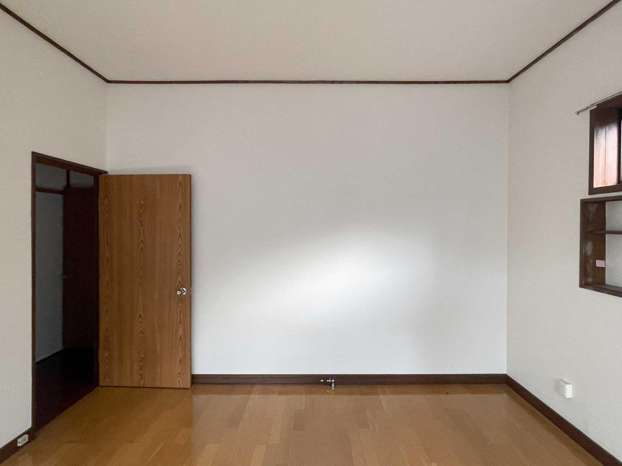 文京区弥生の賃貸物件/2F、8畳洋室：収納がないシンプルな正方形の部屋です