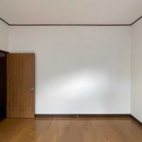 文京区弥生の賃貸物件/2F、8畳洋室：収納がないシンプルな正方形の部屋です