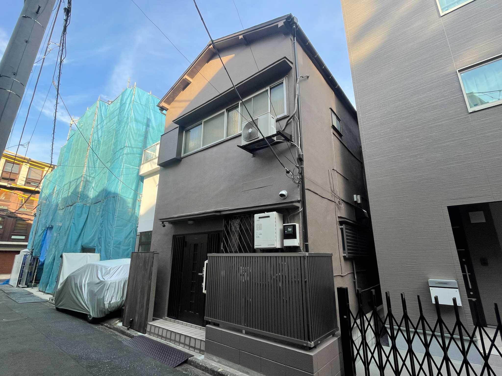 文京区弥生の賃貸物件/外観を北側から。落ち着いた茶色い戸建てです