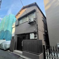 文京区弥生の賃貸物件/外観を北側から。落ち着いた茶色い戸建てです