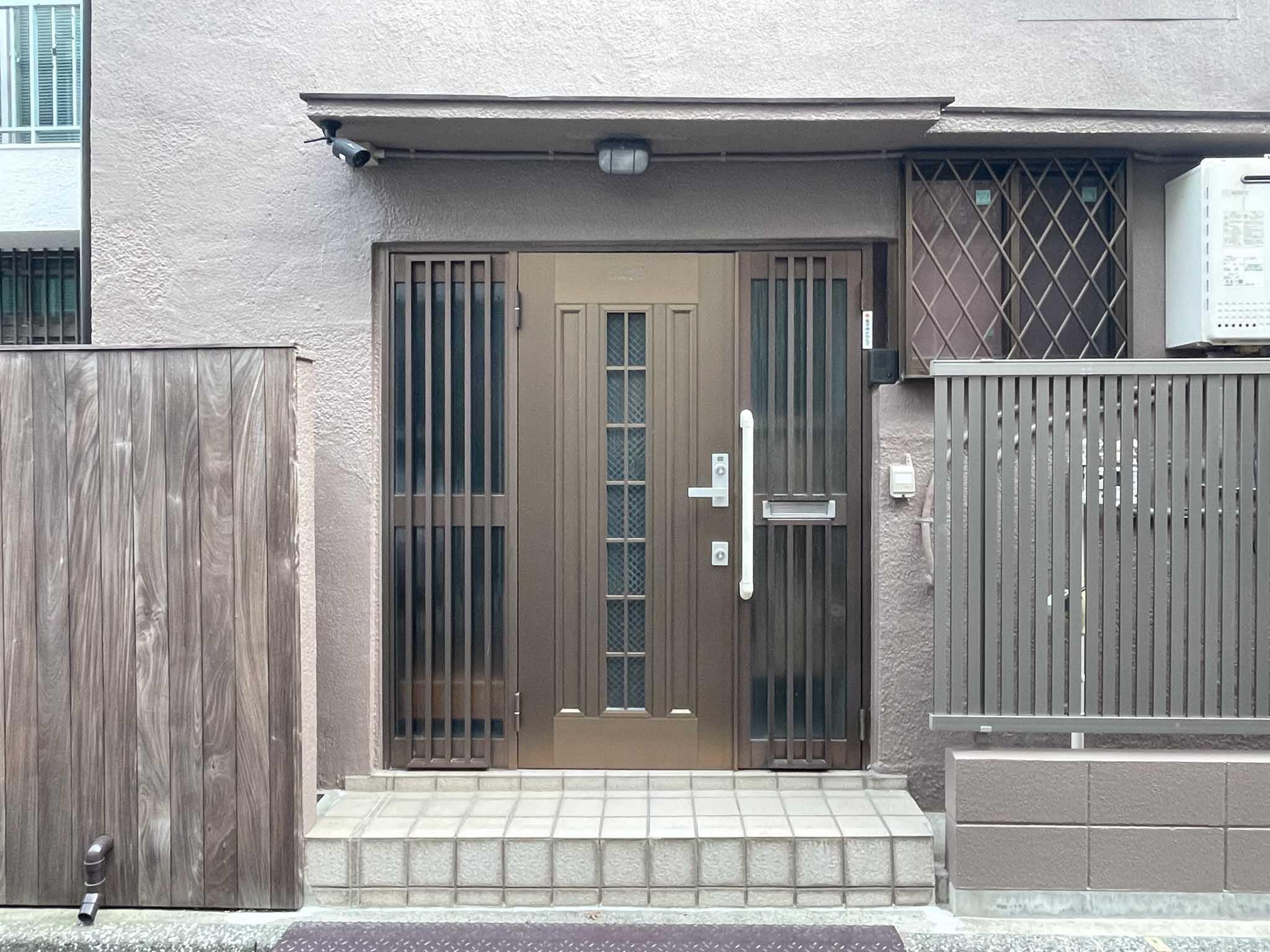 文京区弥生の賃貸物件/玄関の構え。自転車などを置けるスペースはありません