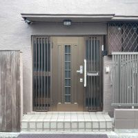 文京区弥生の賃貸物件/玄関の構え。自転車などを置けるスペースはありません