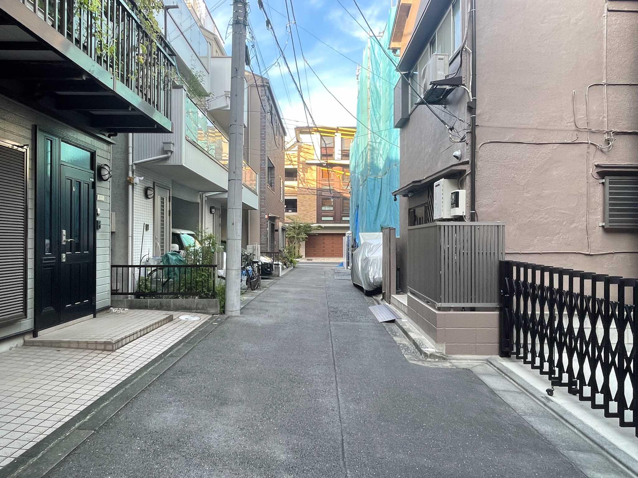 文京区弥生の賃貸物件/前面道路。通りから1本入ったところにあるため、車通りはありません