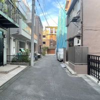 文京区弥生の賃貸物件/前面道路。通りから1本入ったところにあるため、車通りはありません