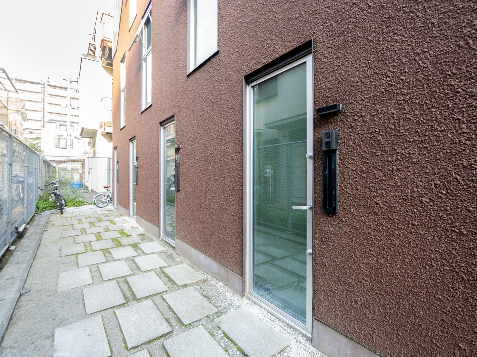 大田区東六郷の賃貸物件/玄関前