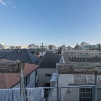 大田区東六郷の賃貸物件/屋上：周囲は低層の建物が多く、屋上まで上がれば景色が抜けている