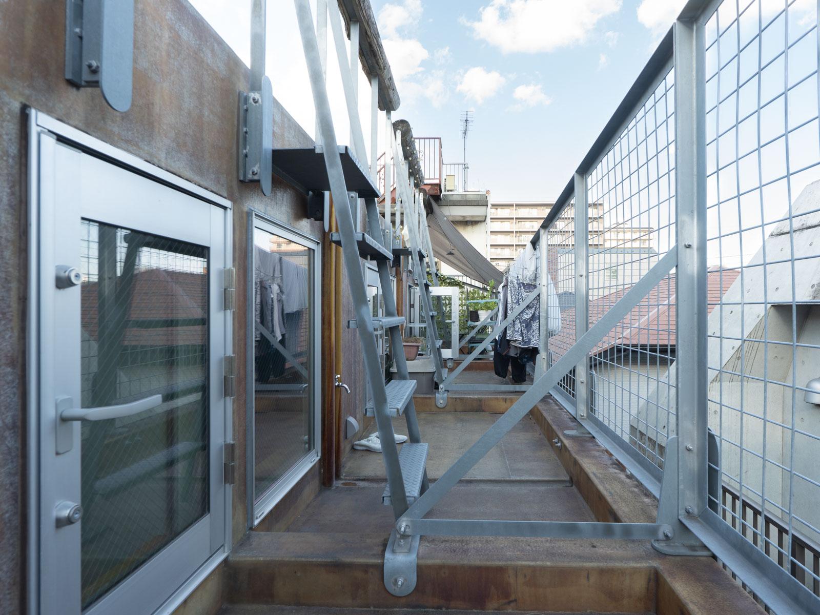 大田区東六郷の賃貸物件/屋上：バルコニーは隣との隔たりがない。洗濯物を干したり、シェードを取り付けたり、照明を飾ったり。各入居者が思い思いに活用しているようでした