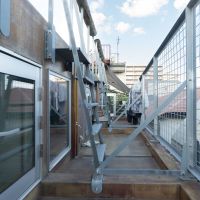 大田区東六郷の賃貸物件/屋上：バルコニーは隣との隔たりがない。洗濯物を干したり、シェードを取り付けたり、照明を飾ったり。各入居者が思い思いに活用しているようでした