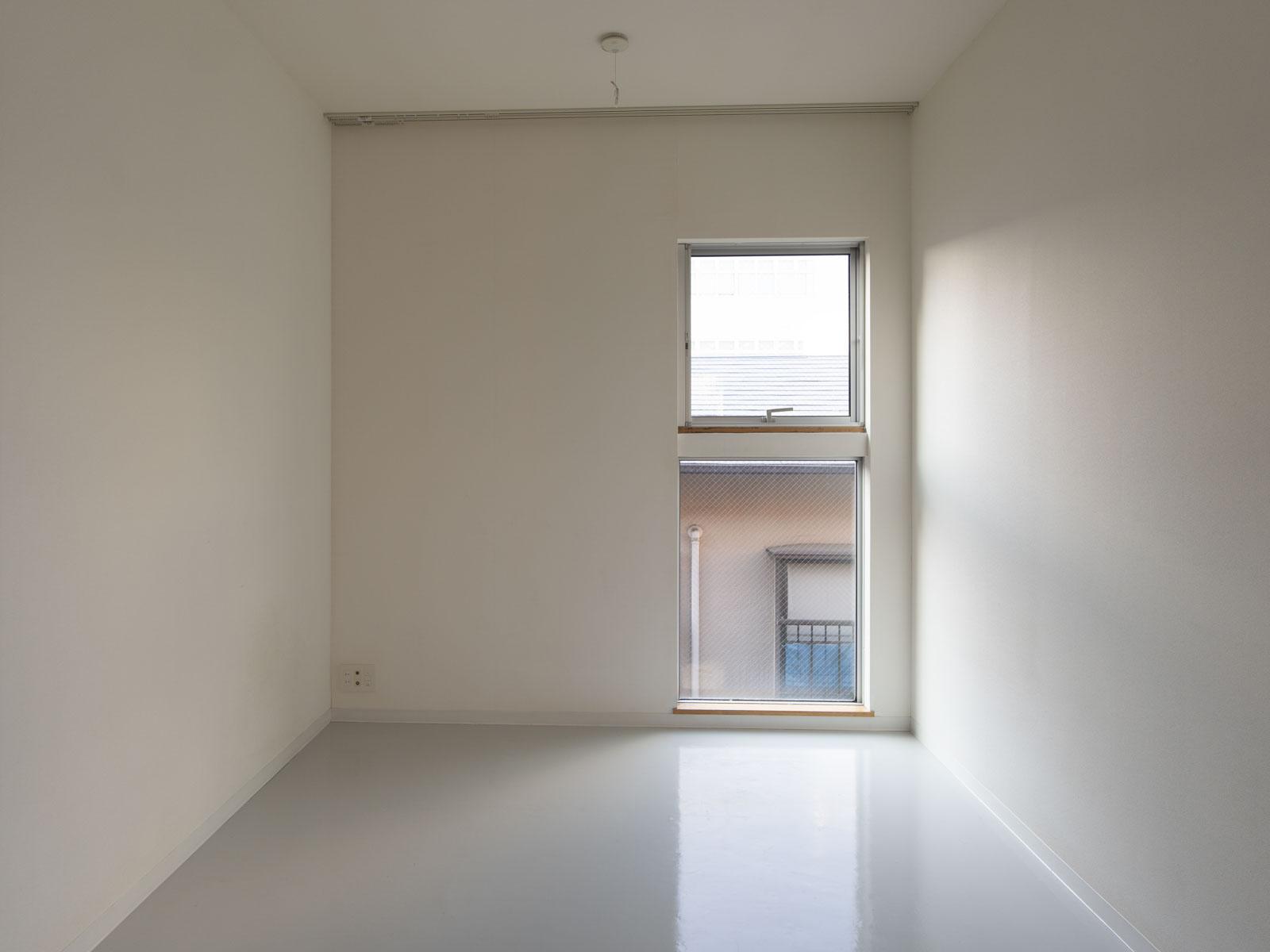 大田区東六郷の賃貸物件/3階：下の階同様こぢんまりとした窓ですが、部屋が白いため明るく感じます