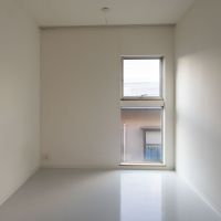 大田区東六郷の賃貸物件/3階：下の階同様こぢんまりとした窓ですが、部屋が白いため明るく感じます