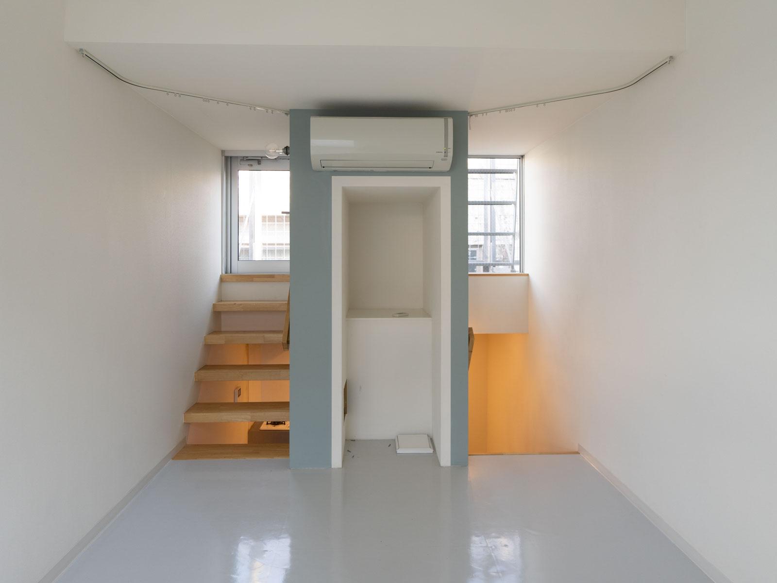 大田区東六郷の賃貸物件/3階：窓側からみる。左手の階段を登った先にバルコニーと屋上菜園がある