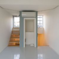 大田区東六郷の賃貸物件/3階：窓側からみる。左手の階段を登った先にバルコニーと屋上菜園がある