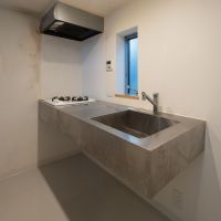 大田区東六郷の賃貸物件/中3階：ミニマルなデザインのステンレスキッチン。ガスコンロは2口