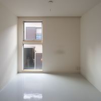 大田区東六郷の賃貸物件/2階：個室。北西向きの窓から安定した光が入る