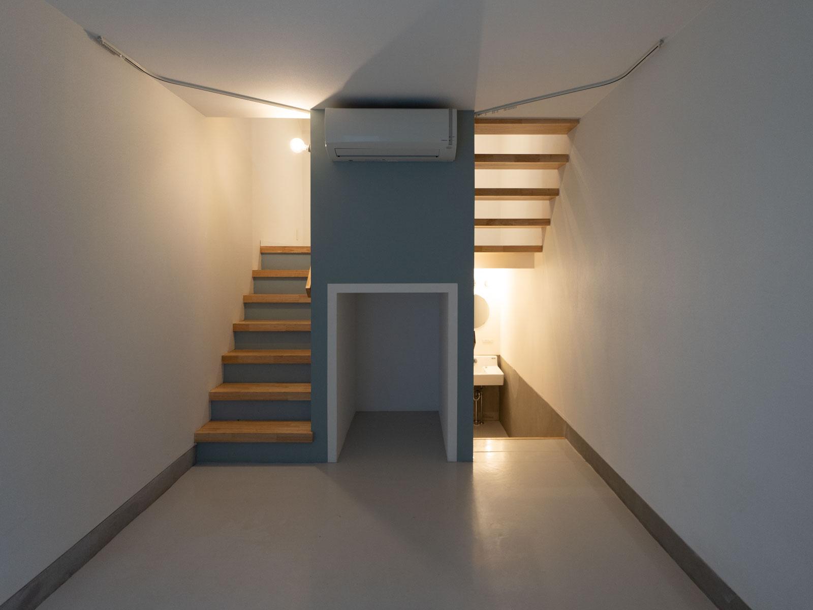 大田区東六郷の賃貸物件/1階：玄関側からみる。右手の階段を下ると洗面所と浴室。カーテンで目隠しできます