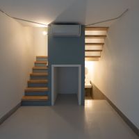 大田区東六郷の賃貸物件/1階：玄関側からみる。右手の階段を下ると洗面所と浴室。カーテンで目隠しできます