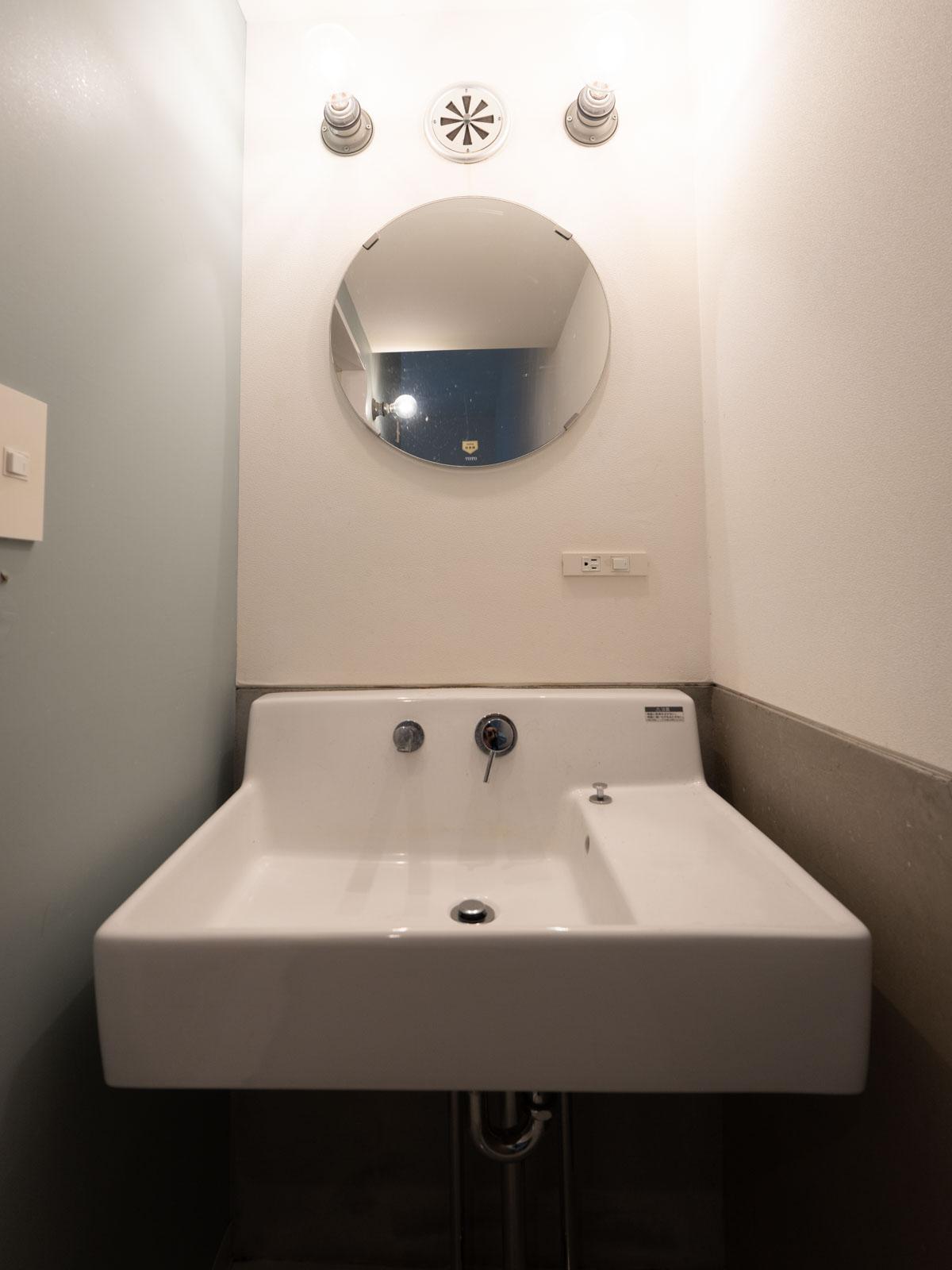 大田区東六郷の賃貸物件/半地下：洗面所