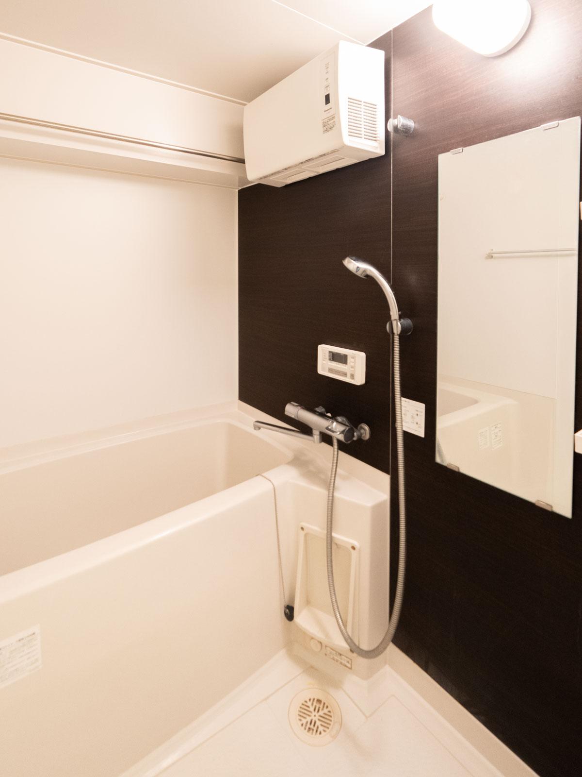 大田区東六郷の賃貸物件/半地下：浴室。追いだき、浴室乾燥機つき