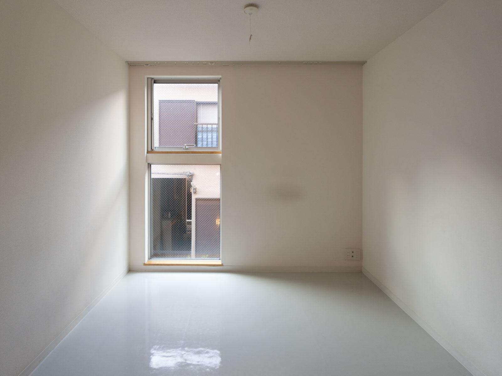 大田区東六郷の賃貸物件/個室はほぼ同じ広さ・間取りの3部屋。シンプルでホワイトキューブのような空間