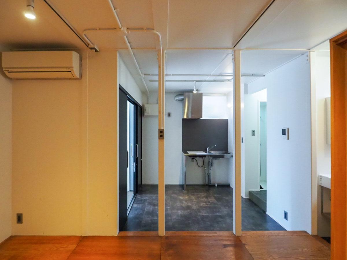 目黒区原町の賃貸物件/キッチン部分の床は、長尺シートが張られた土間仕様