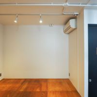 目黒区原町の賃貸物件/洋室の床は合板張り。基地のような、こもる雰囲気がいい