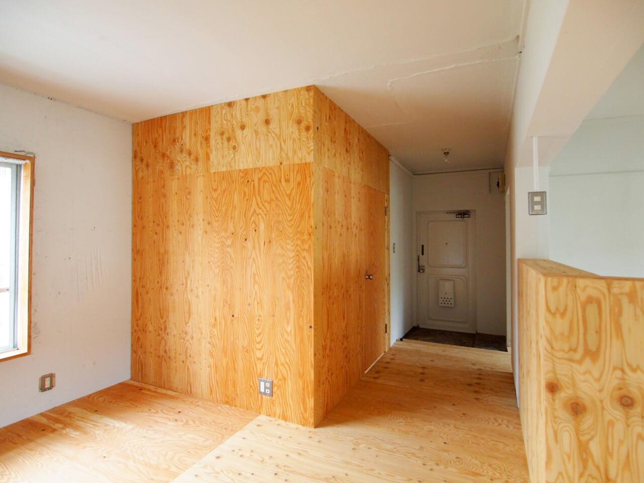 千葉市美浜区幸町の賃貸物件/合板の壁の内側は浴室とトイレ