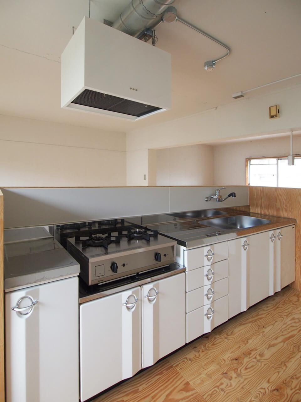 千葉市美浜区幸町の賃貸物件/レトロな雰囲気のキッチン。ガスコンロは置き型