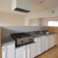 千葉市美浜区幸町の賃貸物件/レトロな雰囲気のキッチン。ガスコンロは置き型