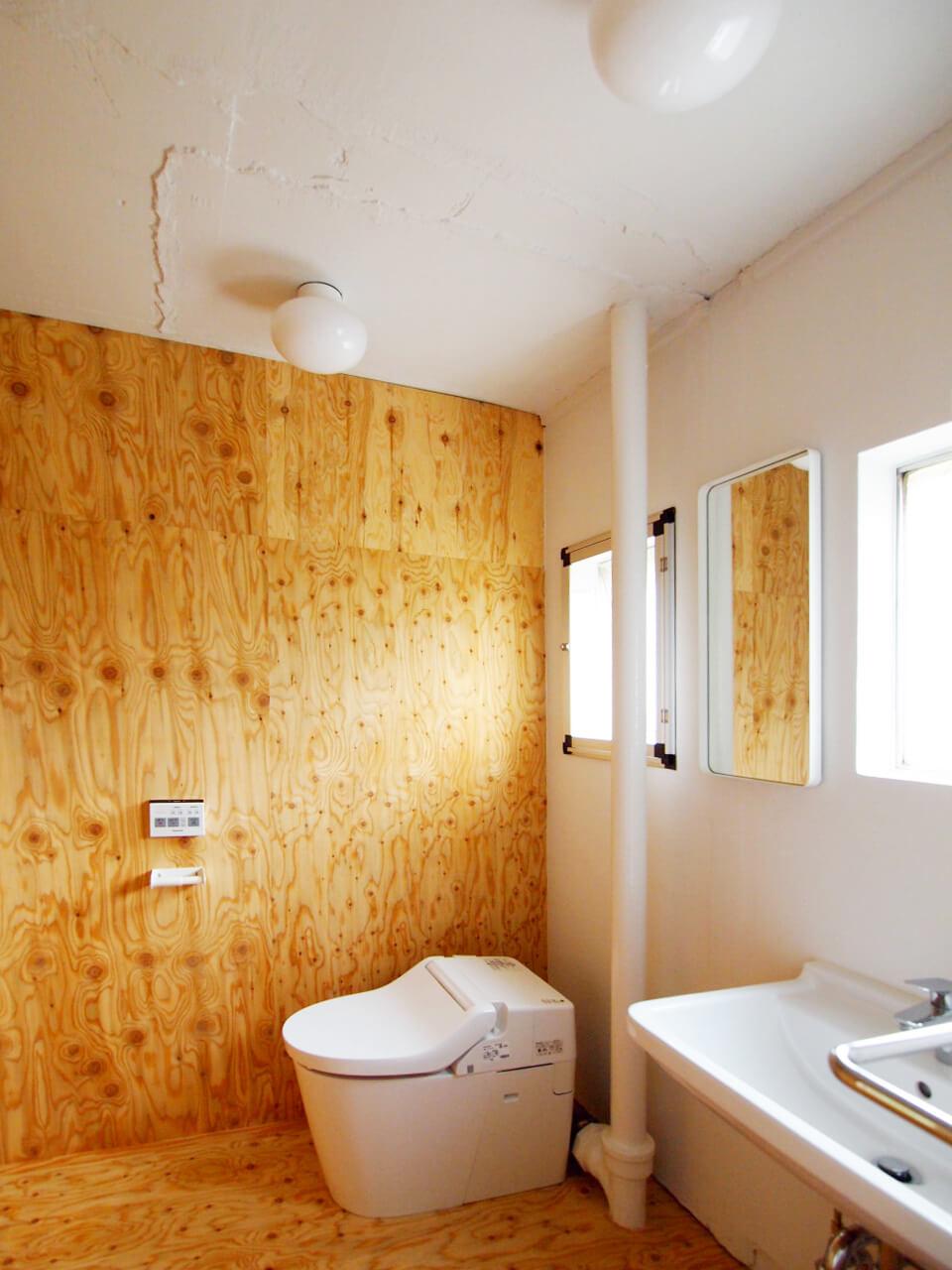 千葉市美浜区幸町の賃貸物件/トイレ。右手に洗面台と鏡があります