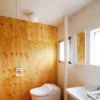 千葉市美浜区幸町の賃貸物件/トイレ。右手に洗面台と鏡があります