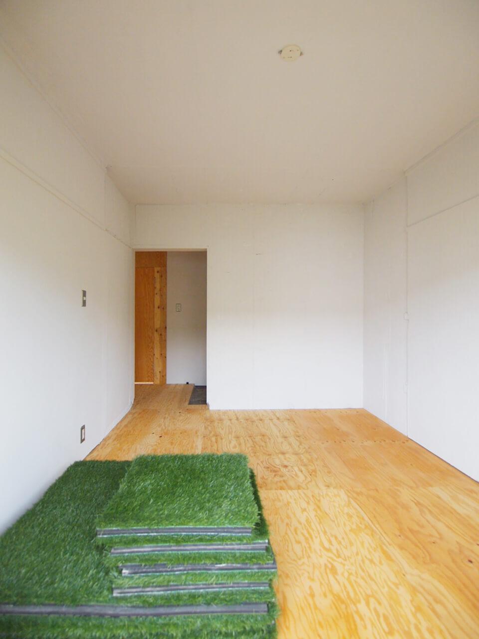 千葉市美浜区幸町の賃貸物件/洋室を別アングルで。扉はついていないのでアレンジを楽しんでください。（人工芝は撤去されています）