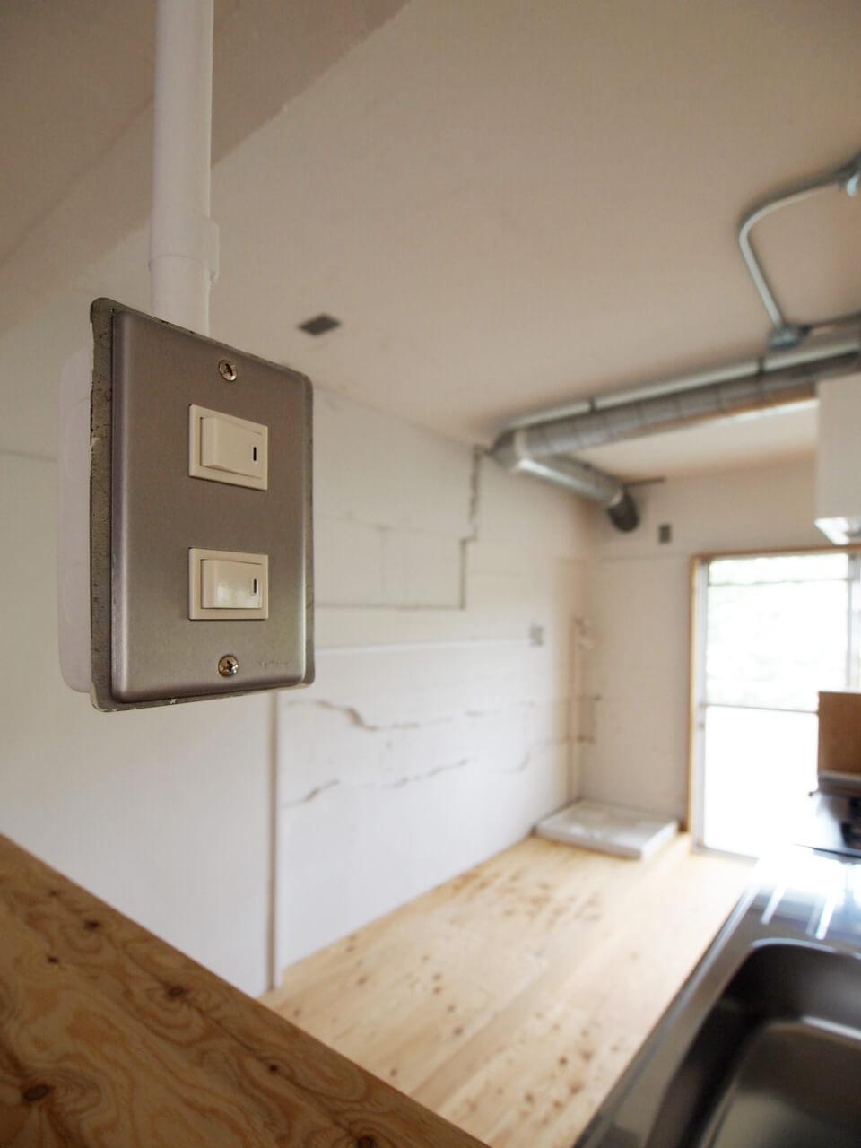 千葉市美浜区幸町の賃貸物件/スイッチ。よく見ると宙吊りになっている斬新な状況