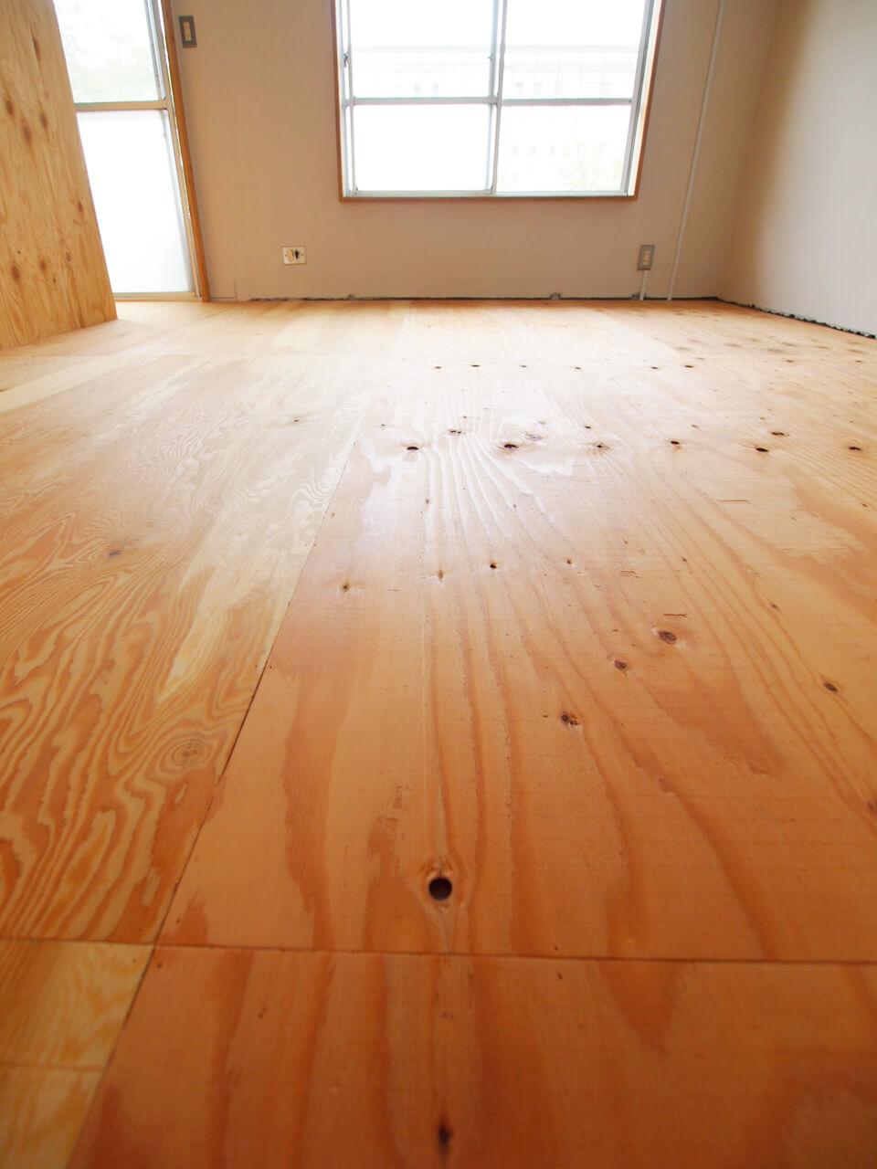 千葉市美浜区幸町の賃貸物件/床はざっくりとした質感のラーチ合板