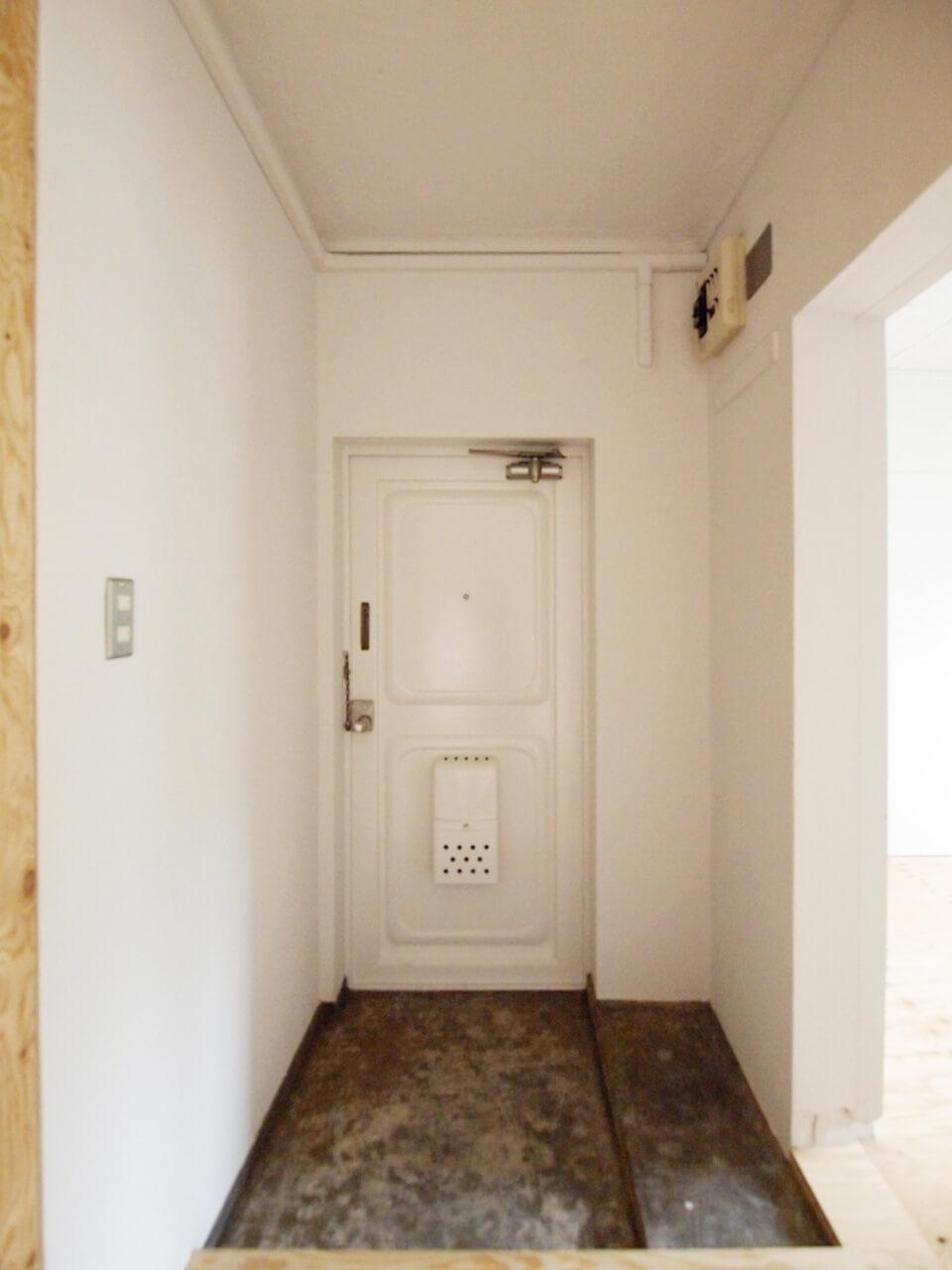 千葉市美浜区幸町の賃貸物件/玄関。たたきの部分はコンクリート