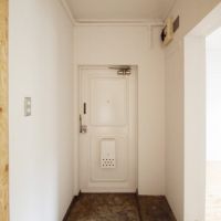 千葉市美浜区幸町の賃貸物件/玄関。たたきの部分はコンクリート