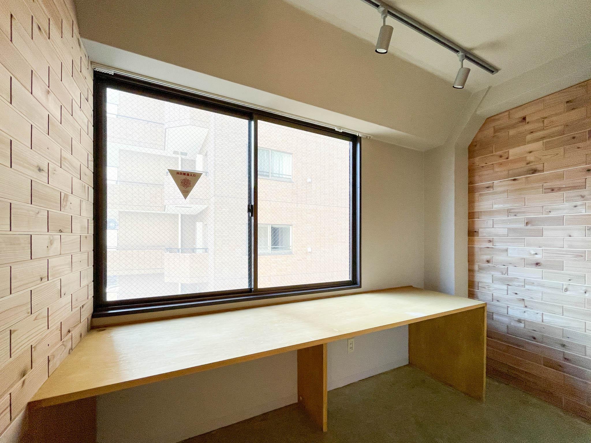 渋谷区神泉町の賃貸物件/木のデスクが造作されているので、フットワーク軽く入居したい方に嬉しい
