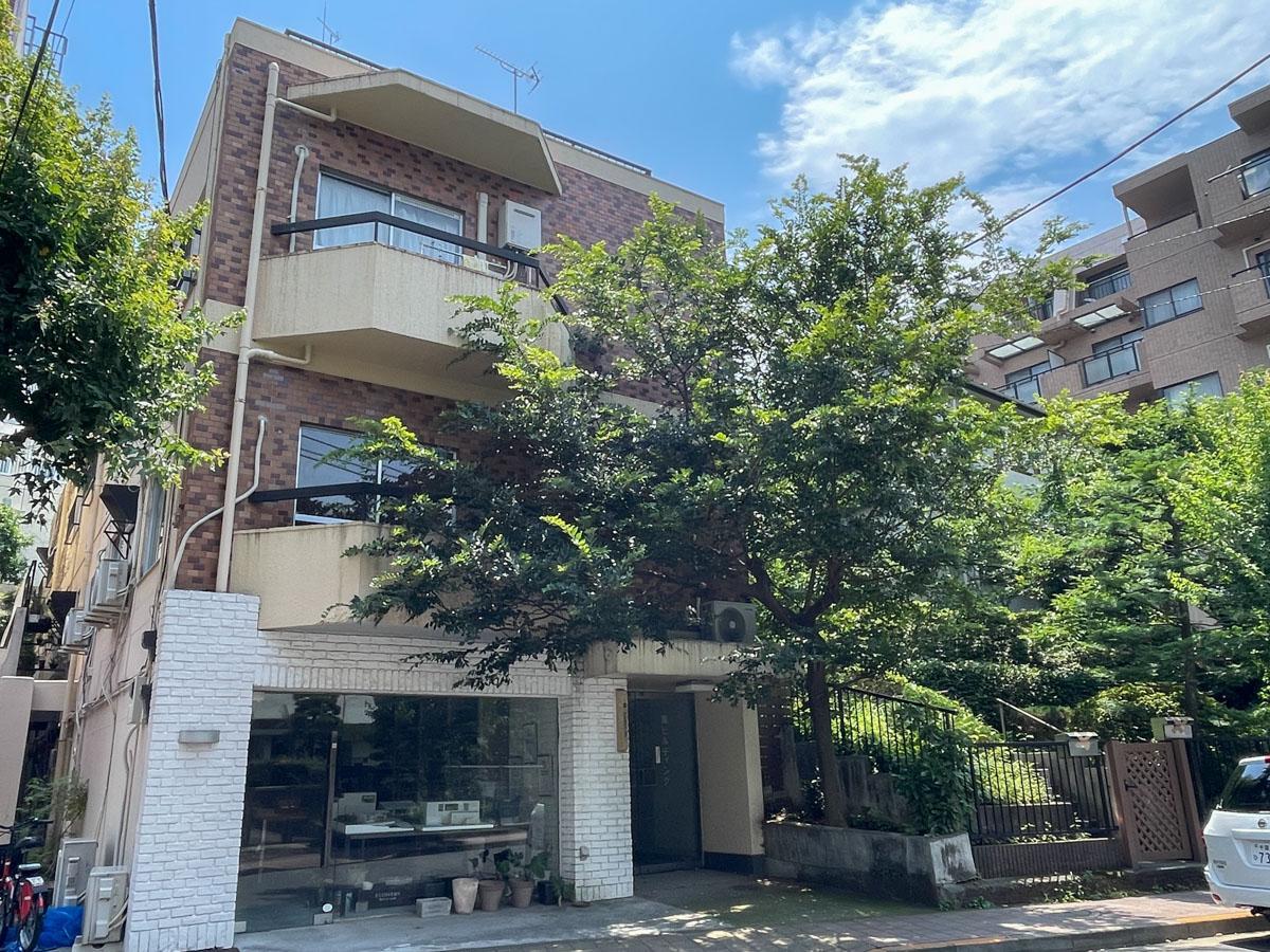 渋谷区松濤の賃貸物件/緑に囲まれたレトロな建物の2階です