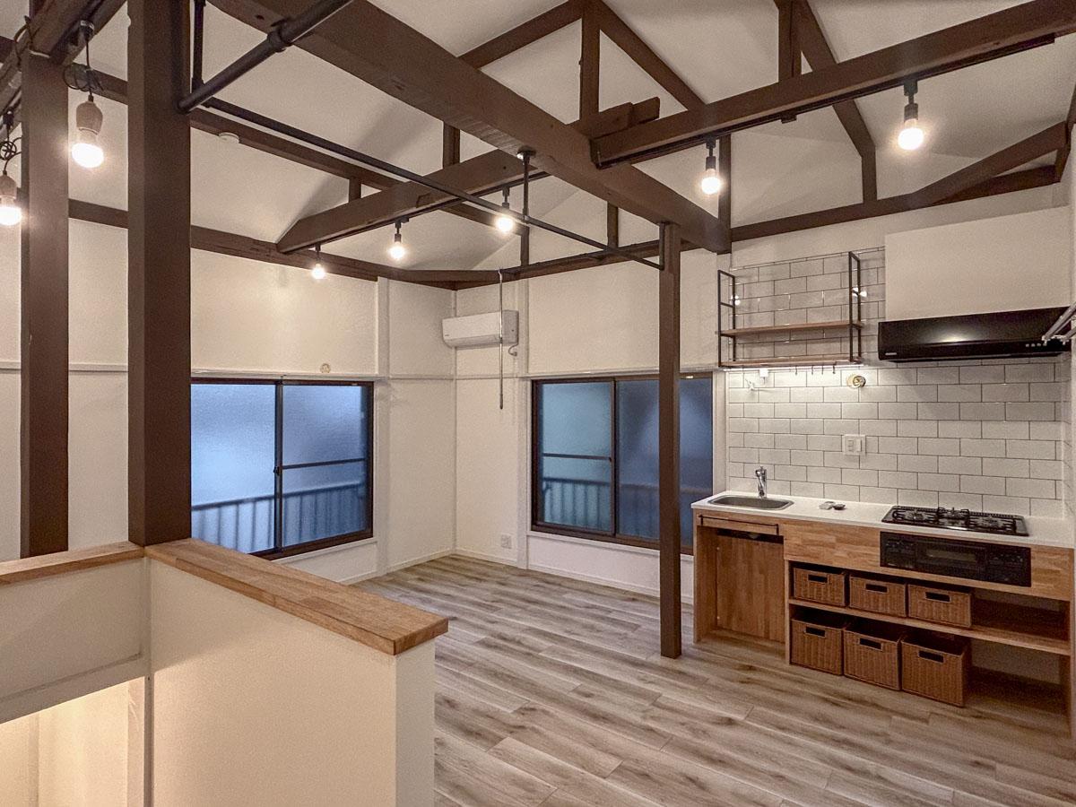 荒川区町屋の賃貸物件/天井は抜かれて高く、広がりを感じる2階のリビング